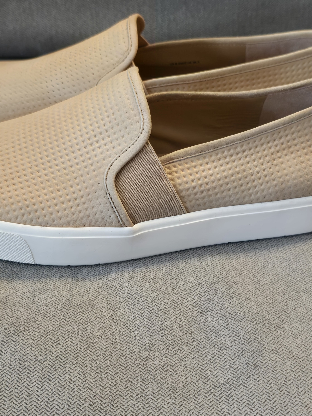 NWOB Vince Slip-On Women's Casual Sneakers in Beige - 6.5 - Picture 4 of 4